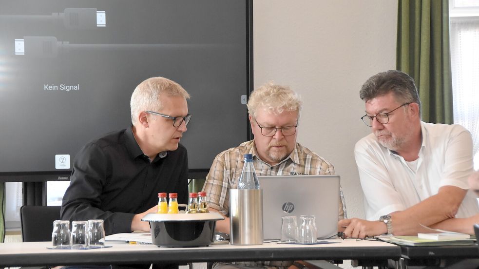 Kein Signal: Mit Computerproblemen hatten zu Beginn der Ratssitzung Brookmerlands Samtgemeindebürgermeister Gerhard Ihmels (SPD, von rechts), Kämmerer Stephan Weers und Ihmels’ allgemeiner Vertreter Jochen Behrends zu kämpfen. Behrends’ Wiederwahl verlief hingegen wie geplant reibungslos. Foto: Thomas Dirks