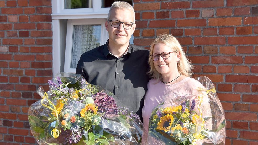 Carina Behrends gratulierte ihrem Ehemann Jochen zur Wiederwahl. In den Händen hält das Paar Blumensträuße, die Jochen Behrends geschenkt bekam. Foto: Thomas Dirks