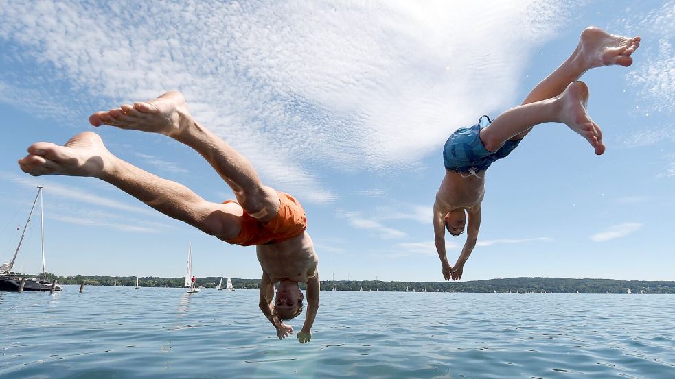 Bei Hitze gibt es fast nichts Schöneres, doch beim Sprung ins Wasser sollte man einen kühlen Kopf bewahren. Der DLRG erklärt, warum vor allem Männer von Badeunfällen betroffen sind. Foto: Tobias Hase/dpa