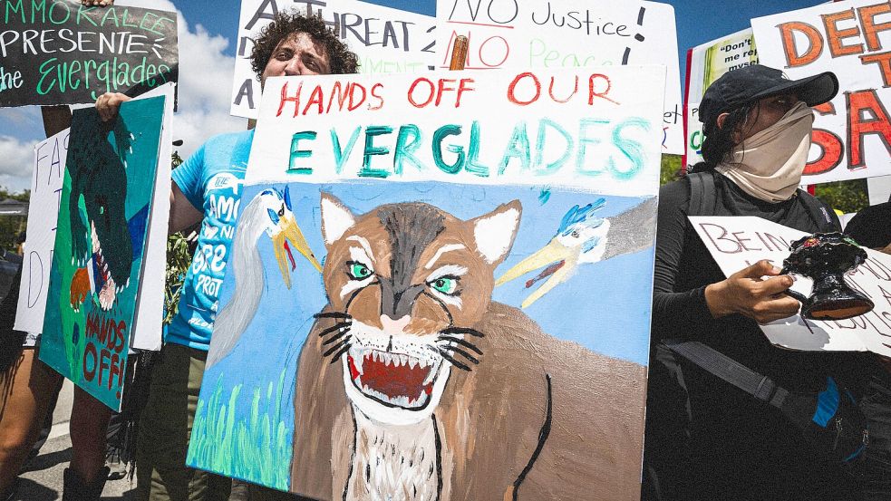 July 1, 2025, Ochopee, Florida, USA: ZAC COSNER holds a sign in protest of Desantis at the gates of ÃâËœAlligator Alcatraz as it prepares for a visit from Donald Trump, Ron DeSantis and Kristi Noem. Ochopee USA - ZUMAd256 20250701_znp_d256_014 Copyright: xDavexDeckerx Foto: IMAGO/Dave Decker