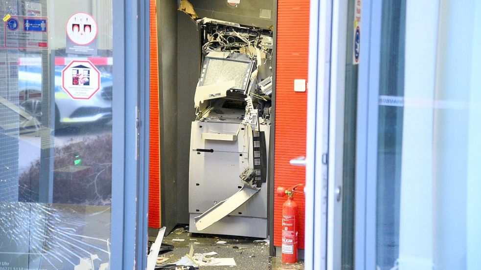 Durch den Einsatz von Sprengstoff werden auch Menschen gefährdet, die sich in der Nähe aufhalten. (Archivbild) Foto: René Priebe/dpa