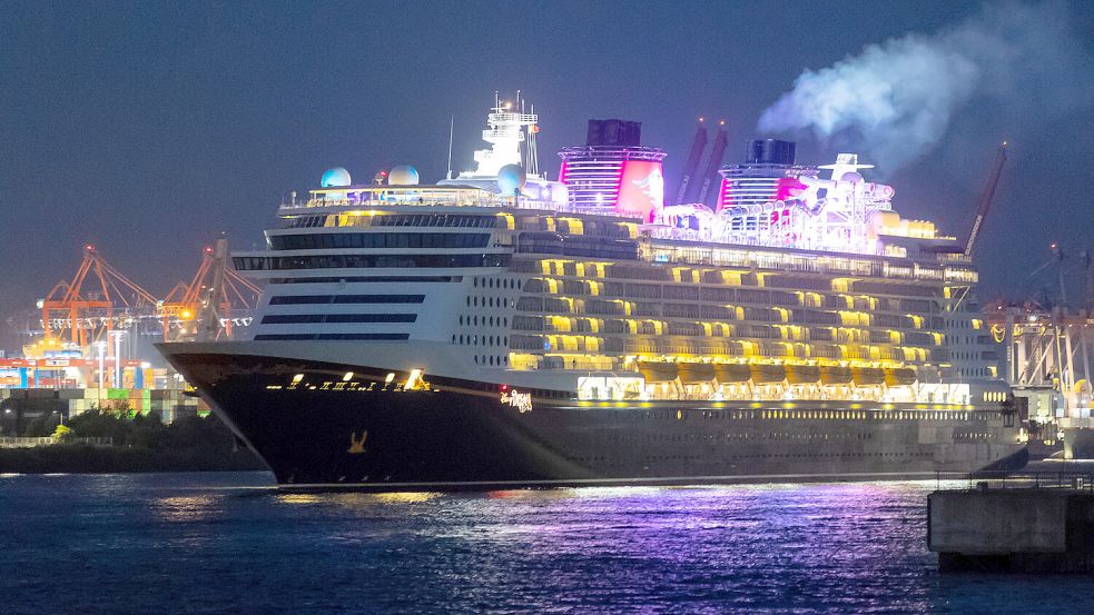 Die „Disney Dream“, hier im Hamburger Hafen, war Ort einer spektakulären Rettungsaktion. Das Schiff wurde bei der Meyer Werft in Papenburg gebaut. Foto: Bodo Marks/dpa
