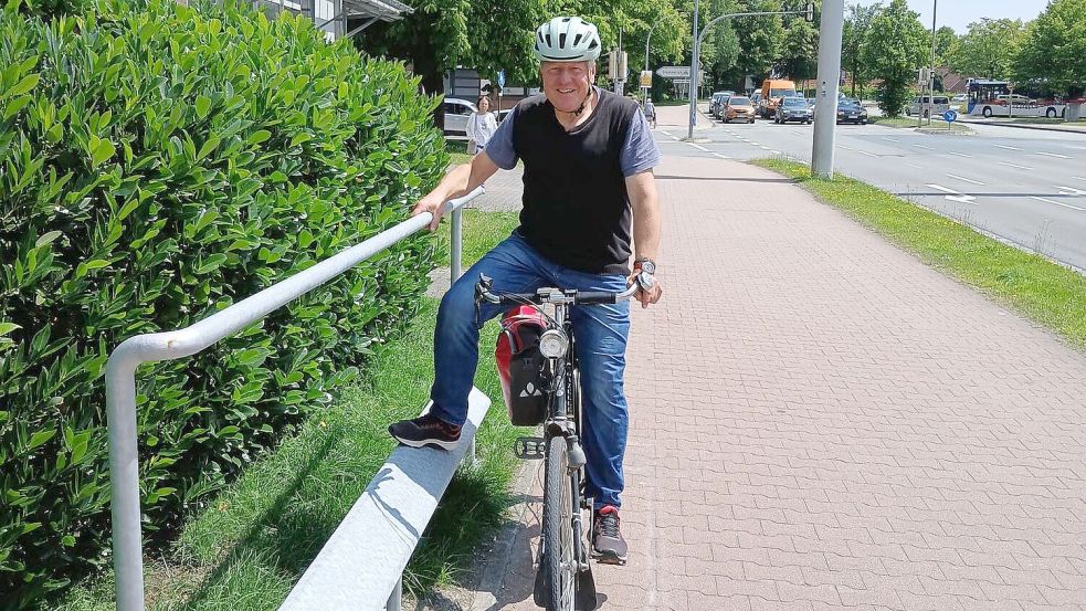 Radverkehrsbeauftragter Frank Patschke testet die neue Fußraste an der Pferdemarktkreuzung und ist begeistert. Foto: Stadt Aurich