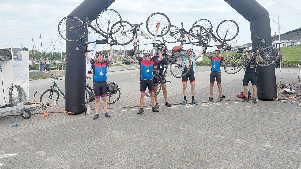 Geschafft: Nach 300 Kilometern stemmen Ulf Schaper (von links), Ingo Mackensen und Daniel Gamboa (rechts) in Bensersiel die Räder in die Höhe. Sie waren zuvor, 300 Kilometer entfernt, in Duisburg gestartet.Fotos: privat
