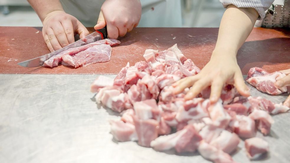 Bakteriell verunreinigtes Fleisch aus mehreren Metzgereien in Nordfrankreich hat eine Krankheitsserie mit 29 betroffenen Kindern und einem Todesfall ausgelöst. (Symbolbild) Foto: Jan Woitas/dpa