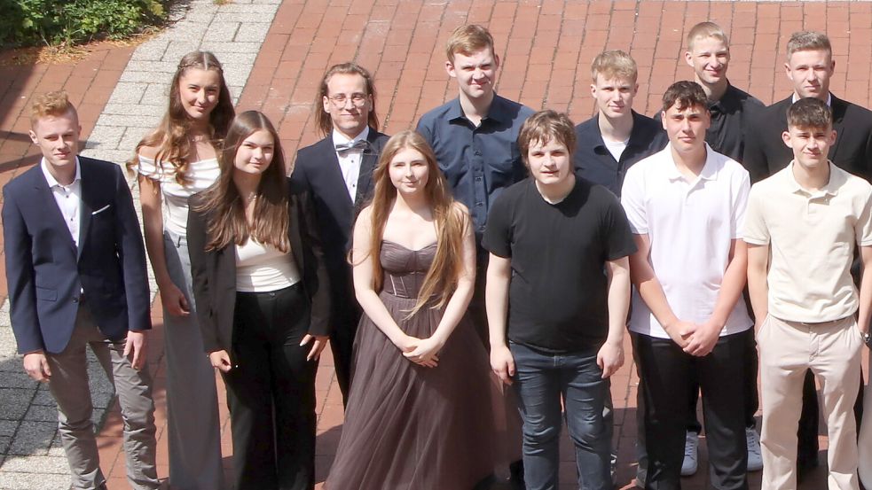 Ein Teil der Absolventen des Beruflichen Gymnasiums, die ihr Abitur mit den Schwerpunkten Ökotrophologie, Gestaltungs- und Medientechnik, Informationstechnik sowie Mechatronik machten. Foto: privat