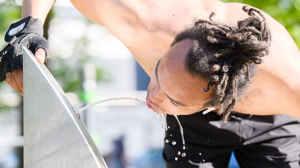 Viel trinken, lautete die Devise in der Hitze. Foto: Julian Stratenschulte/dpa