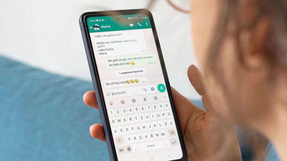 Küsschen-Smiley oder nur Schwarz auf Weiß? Die Entscheidung für oder gegen Emojis kann in der Kommunikation einen Unterschied machen. Foto: Weronika Peneshko/dpa