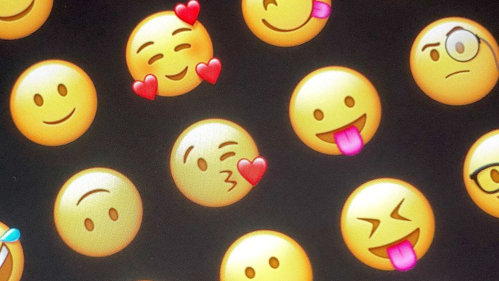Der digitale Ersatz für Gestik und Mimik: Emojis. Foto: Jörg Carstensen/dpa
