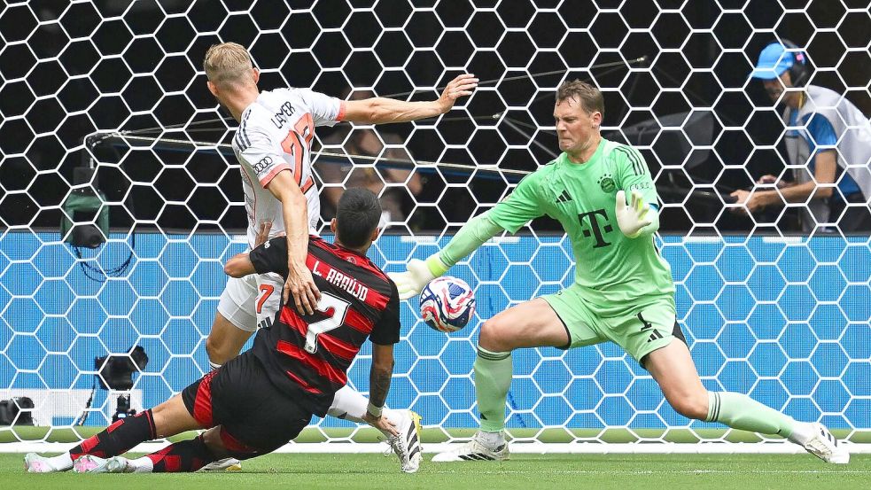 Manuel Neuers Super-Reflex gegen Flamengos Luiz Araujo (M). Daneben Bayern-Verteidiger Konrad Laimer (l). Foto: Sven Hoppe/dpa
