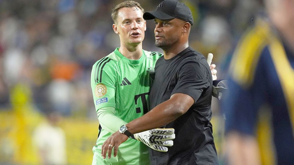 Trainer Vincent Kompany und sein Kapitän. Foto: Rebecca Blackwell/AP/dpa