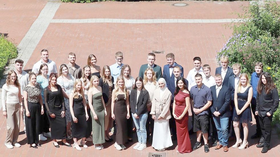 Die Absolventen der Fachoberschule der BBS 2 Aurich mit den Schwerpunkten Gestaltung und Technik. Foto: privat