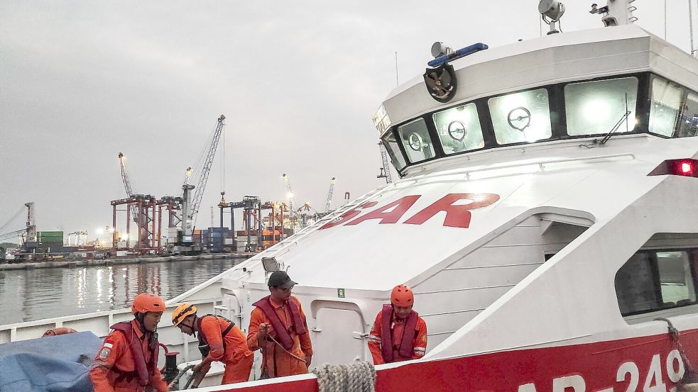 Dutzende Menschen werden noch vermisst. Foto: National Search and Rescue Agency of Indonesia/Xinhua/dpa