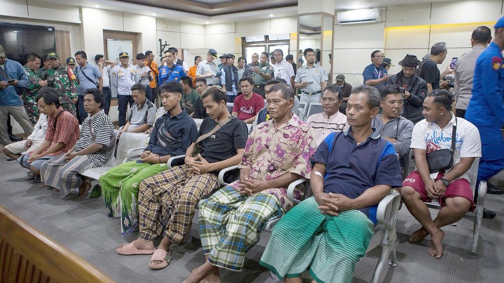 Die Überlebenden wurden zunächst ärztlich untersucht. Foto: Firdia Lisnawati/AP/dpa