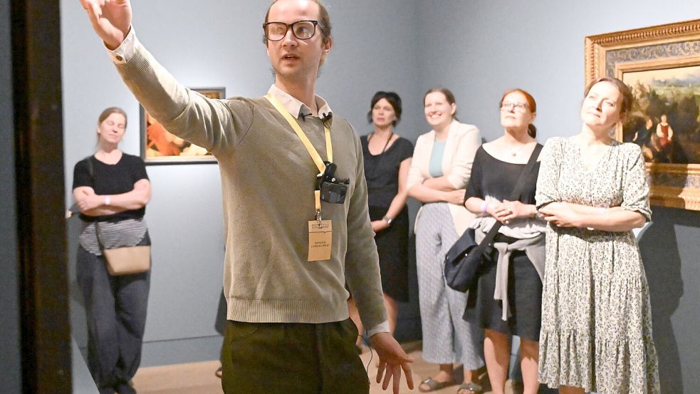 Er schimpft, nörgelt und brüllt die Gruppe an: Der „Grumpy Guide“ im Düsseldorfer Kunstpalast vermittelt Kunst auf etwas andere Weise. Foto: Federico Gambarini/dpa