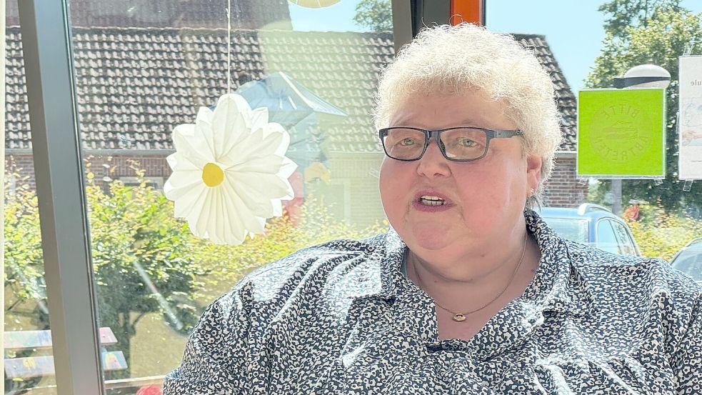 Sichtlich bewegt zeigte sich die Wiegboldsburer Schulleiterin Anke Wibben bei ihrer Verabschiedung. Foto: Holger Janssen