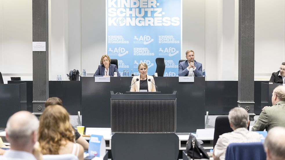 Die Landtagsabgeordnete Vanessa Behrendt (Mitte) treibt das Thema Kinderschutz in der AfD voran. Foto: dpa/Michael Matthey