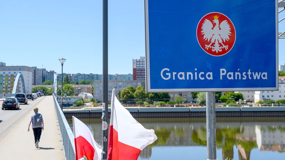 Der deutsch-polnische Grenzübergang Stadtbrücke zwischen Frankfurt (Oder) und Slubice. Polens Regierung rechnet mit Behinderungen des Grenzverkehrs durch die am Montag beginnenden Kontrollen an der Grenze. (Archivbild) Foto: Patrick Pleul/dpa