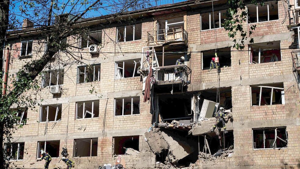 Die Behörden in der Hauptstadt Kiew melden schwere Schäden an Gebäuden und viele Verletzte. Foto: Evgeniy Maloletka/AP/dpa