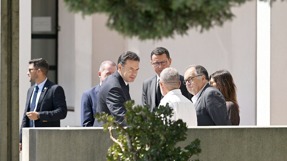 Portugals Ministerpräsident Luis Montenegro erweist Diogo Jota und seinem Bruder die Ehre. Foto: Pa/PA Wire/dpa