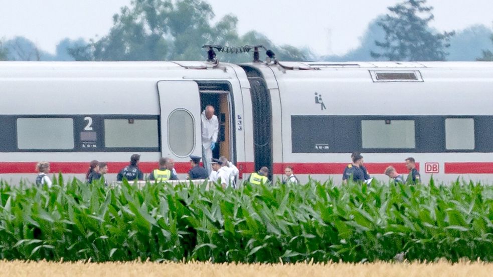 Ermittler der Spurensicherung untersuchten den ICE. Foto: Armin Weigel/dpa