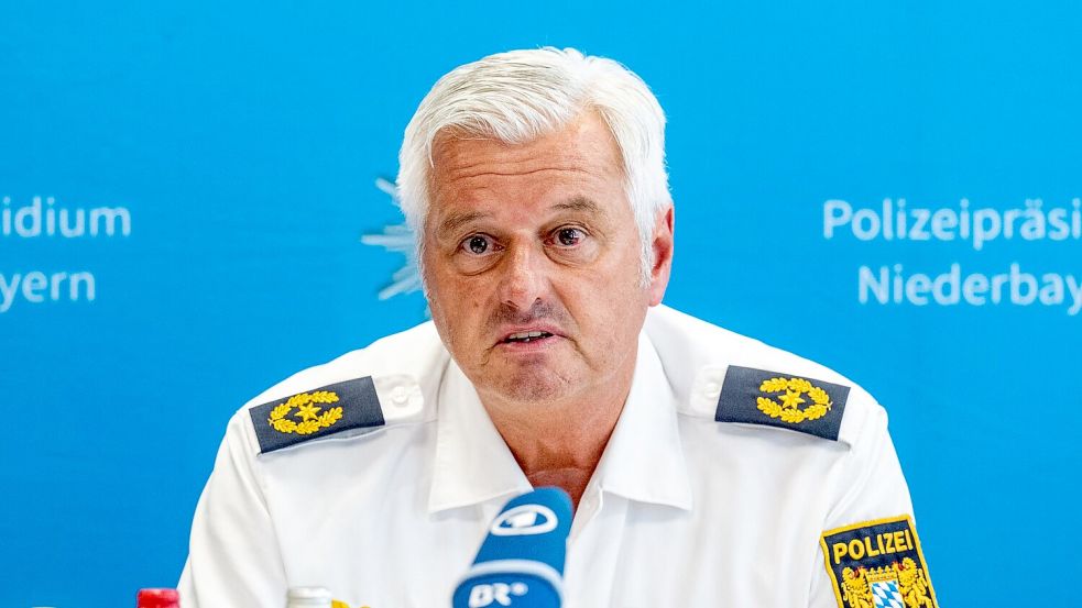 Der Vizepräsident des Polizeipräsidiums Niederbayern, Werner Sika, informierte über den Polizeieinsatz. Foto: Armin Weigel/dpa