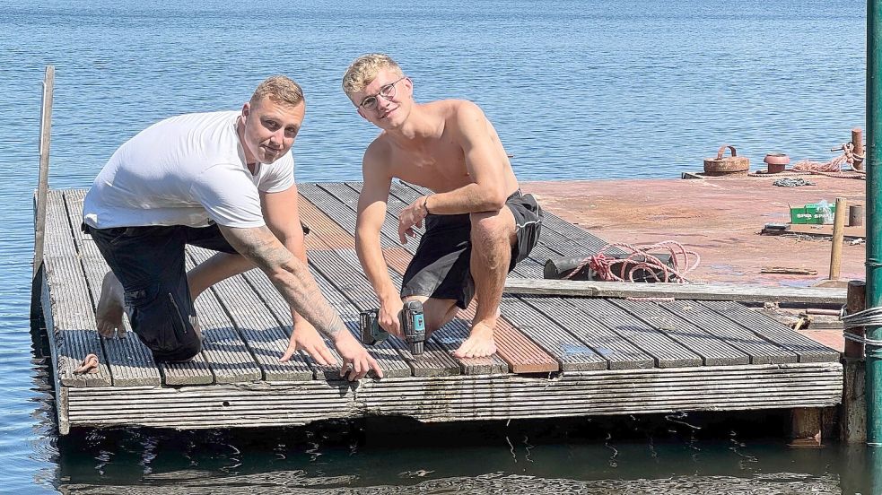 Die Betreuer Danjel Rahmann (links) und Tammo Detmers bereiteten am Freitag den eigens errichteten Badesteg vor. Foto: Holger Janssen
