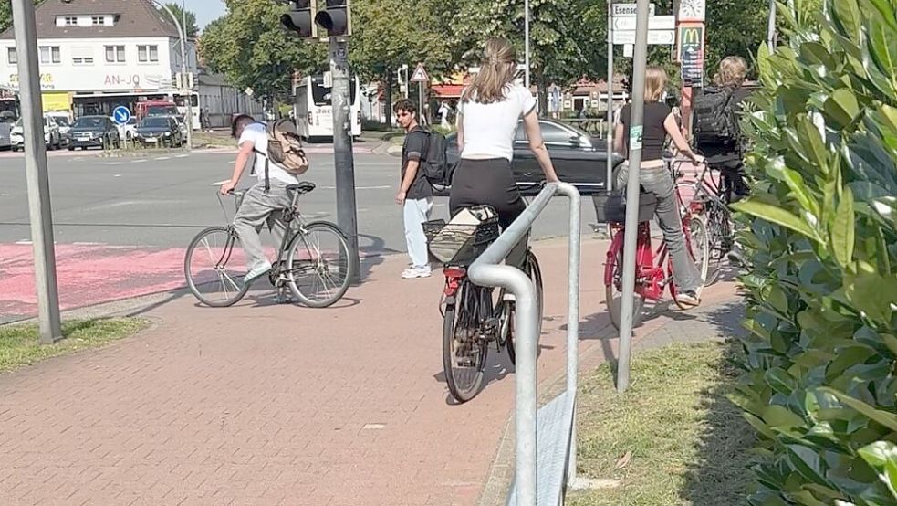 Nur eine junge Frau nimmt das Angebot der Fußrasten als Stütze wahr. Viele bleiben wie gewohnt bei der Ampel stehen. Foto: Jasmin Oltmanns