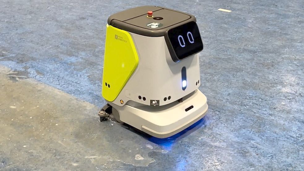 Ein „Pudu CC1“ bei der Arbeit. In der Marienhafer Kurt-Knippelmeyer-Halle wird der Reinigungsroboter nicht zum Einsatz kommen. Foto: Hand aufs Harz/Janis Vogt