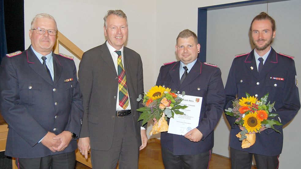 Der Ihlower Gemeindebrandmeister Heyo Voß (von links) und Bürgermeister Arno Ulrichs begrüßten den zukünftigen stellvertretenden Ihlowerfehntjer Ortsbrandmeister Eike Krandick in seinem Amt und verabschiedeten Ralf Voß, der den Posten derzeit noch inne hat. Foto: Imke Cirksena