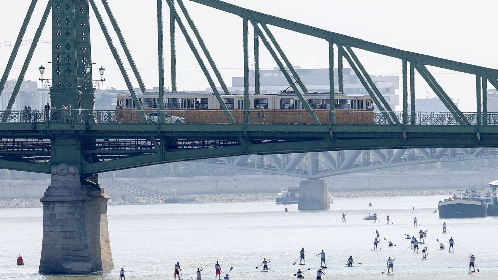 In Budapest ist das Schwimmen in der Donau punktuell möglich. (Archivbild) Foto: Attila Volgyi/XinHua/dpa