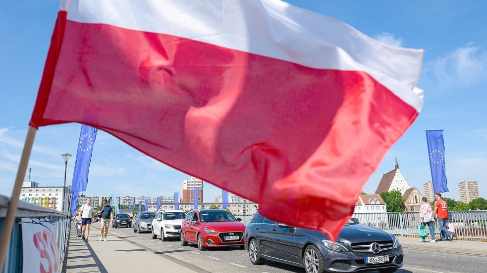 Polen beginnt ab Montag mit Grenzkontrollen zu Deutschland - das könnte zu Staus führen. Das Bundesinnenministerium will Staus durch deutsche Kontrollen vermeiden. Foto: Patrick Pleul/dpa