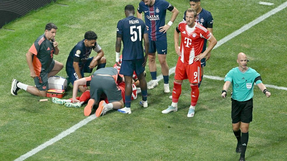 Nationalspieler Jamal Musiala vom FC Bayern liegt verletzt am Boden – sogar die Gegner sind schockiert. Foto: AFP/ROBERTO SCHMIDT