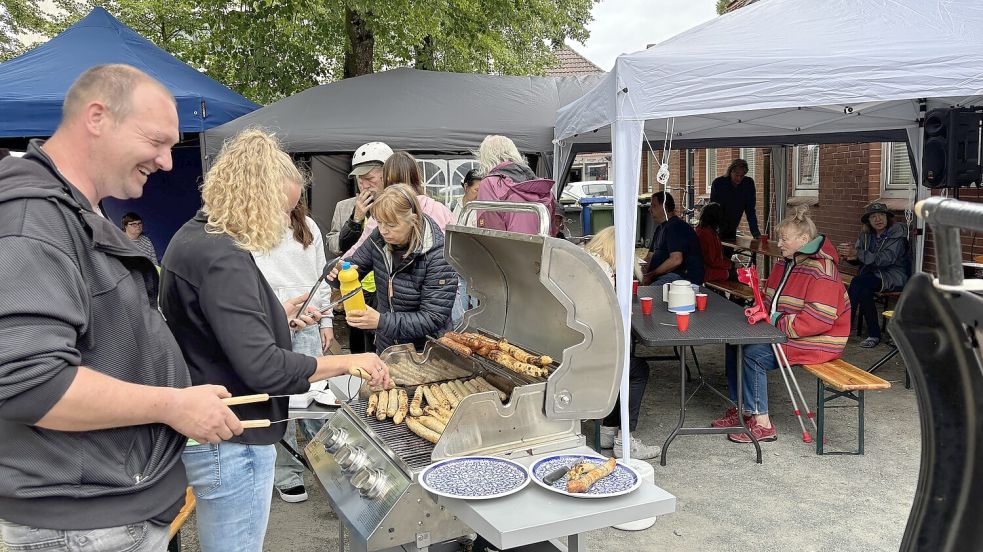 Trotz steigender Beratungen war die Laune beim Anblick der Bratwürste bestens. Foto: Lasse Paulsen