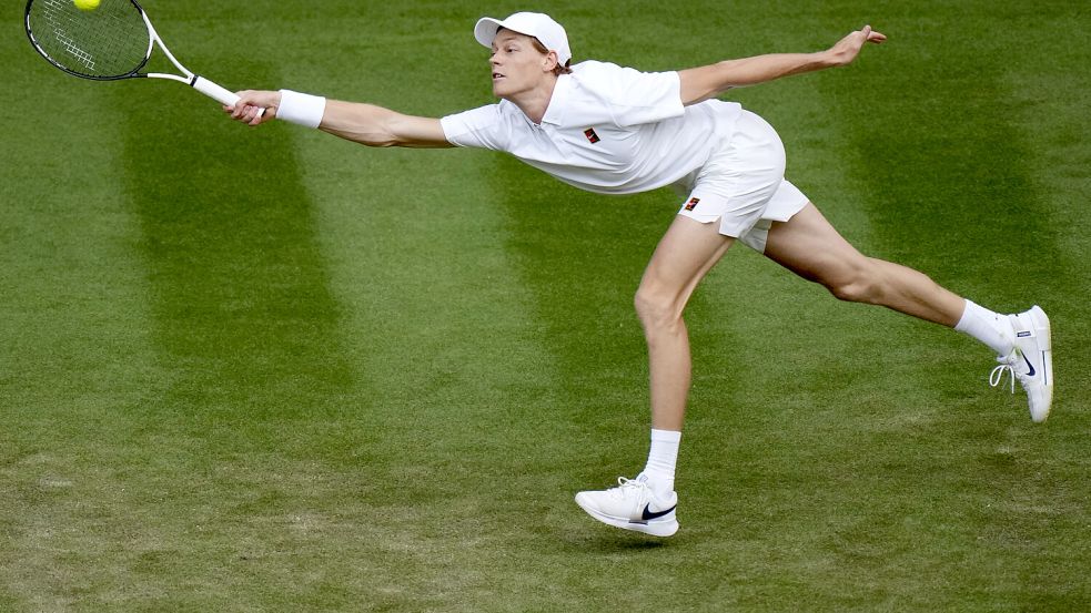 Jannik Sinner spielt eine Vorhand auf dem bekannten Wimbledon-Rasen. Foto: DPA/Alastair Grant