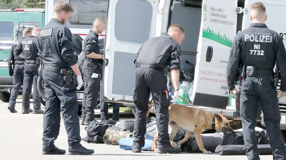 Die Polizei kontrollierte akribisch jeden Teilnehmer und alle Fahrzeuge. Foto: Claus Hock