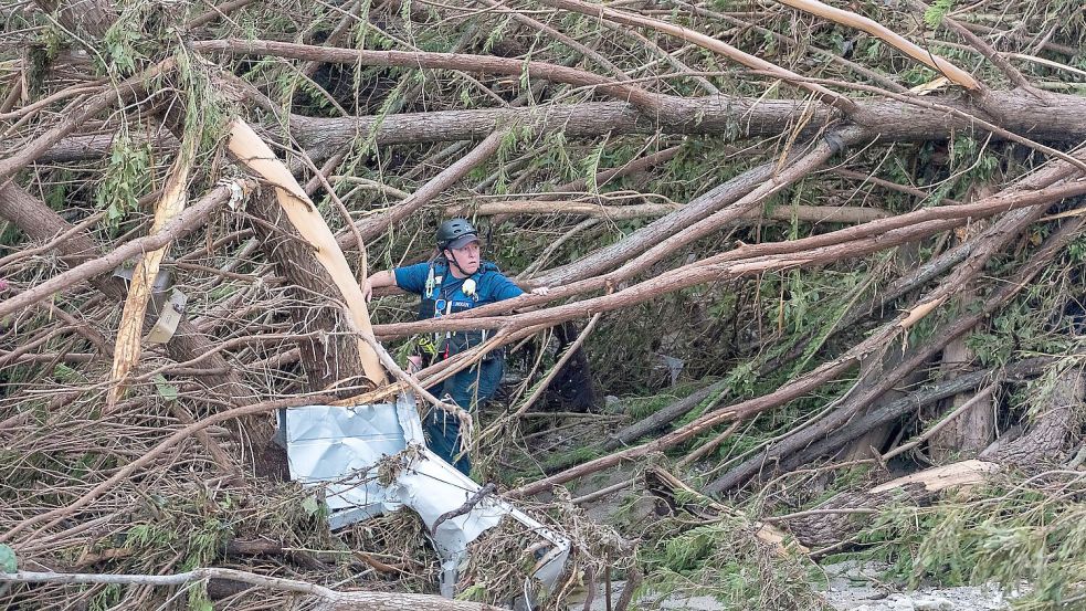 Ersthelfer der Feuerwehr suchen am Ufer des Guadalupe River. Foto: Rodolfo Gonzalez/FR171494 AP/dpa