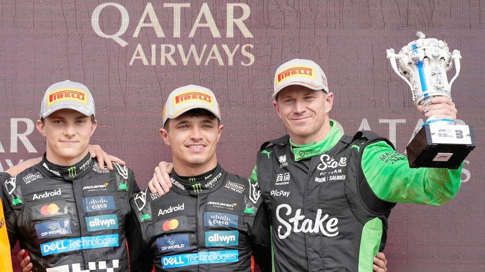 Nico Hülkenberg (r) schafft es im 239. Rennen erstmals auf ein Formel-1-Podium. Foto: Darko Bandic/AP/dpa