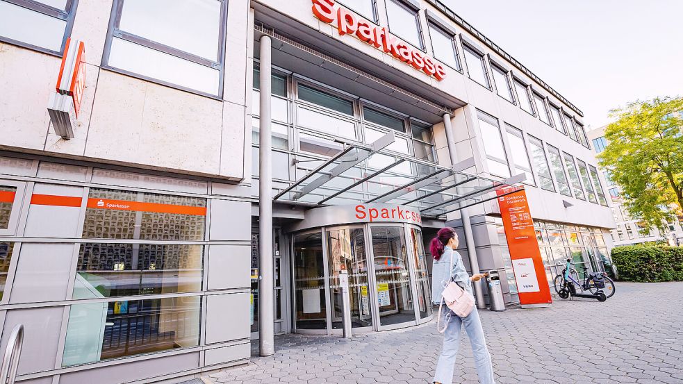 Die Sparkassen-Filiale in Osnabrück gehört fest zum Stadtbild. Foto: IMAGO/Depositphotos