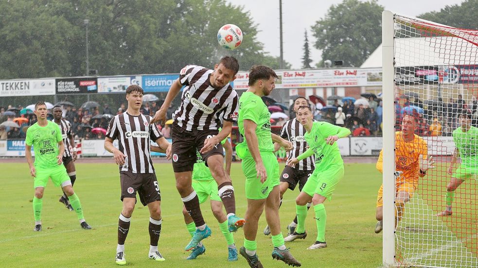 Dauerregen begleitete das Supercupspiel am Sonntagnachmittag auf dem Rasen im Auricher Ellernfeldstadion zwischen FC St. Pauli (Braun-weiße Trikots) und GW Firrel. Fotos: Wilfried Gronewold
