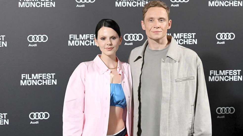 Matthias Schweighöfer und Ruby O. Fee vertreiben sich gern auch mal die Zeit zu Hause. (Archivfoto) Foto: Felix Hörhager/dpa