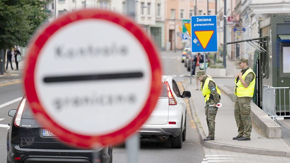 Auf polnischer Seite wird laut Innenministerium flächendeckend kontrolliert. Foto: Sebastian Kahnert/dpa