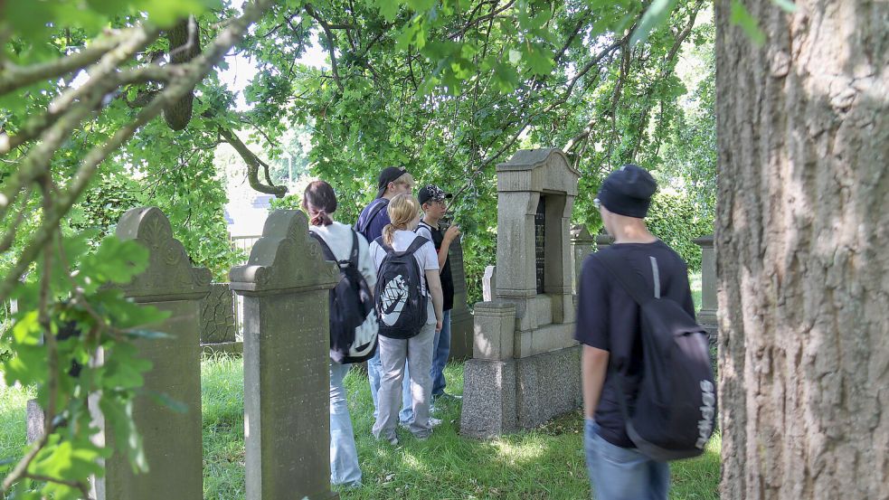 Unter anderem besuchten die Jugendlichen den jüdischen Friedhof in Aurich. Foto: Romuald Banik