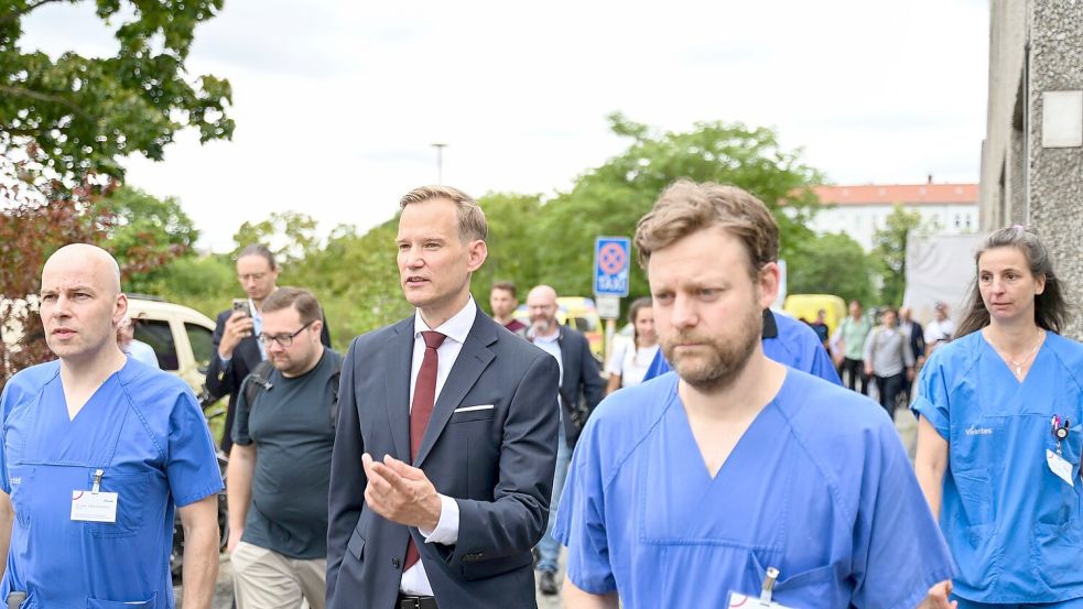 Hendrik Streeck (3. von rechts) mit Ärzten des Berliner Vivantes Klinikums am Urban - einem zentralen Krankenhaus, in das auch viele Drogenopfer kommen. Foto: Katharina Kausche/dpa