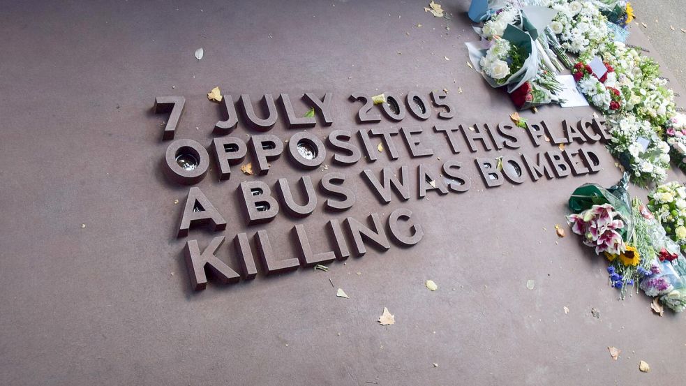 Blumen und Kränze werden am zwanzigsten Jahrestag der Terroranschläge vom 7. Juli 2005 in London neben der Gedenkstätte am Tavistock Square niedergelegt. Foto: Vuk Valcic/ZUMA Press Wire/dpa