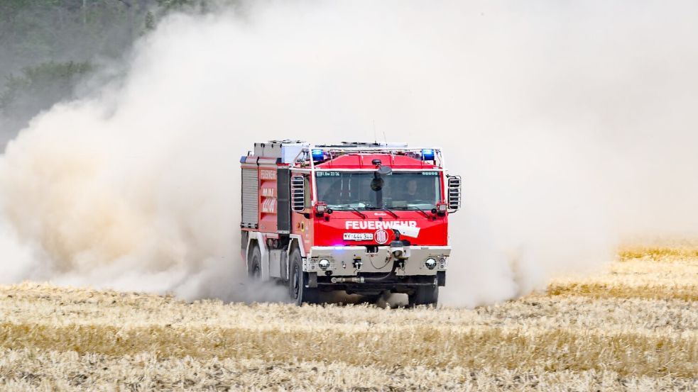 Derzeit versucht die Feuerwehr, ein Übergreifen der Flammen auf einen alten Sprengplatz bei Jacobsthal zu verhindern. Foto: Robert Michael/dpa
