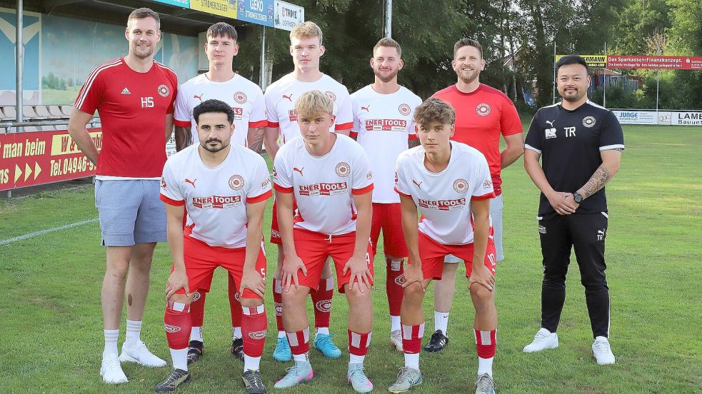 Die Sportlichen Leiter des SV Großefehn Hauke Specht (links) sowie Andre Frerichs (hintere Reihe, zweiter von rechts) sowie Trainer Bi Le Tran präsentierten sechs Neuzugänge für die kommende Bezirksligasaison. Dazu gehören Leon Zimmermann (hinten von links), Malte Braun, Jürgen Zimmermann sowie Amar Karan (vorne von links), Tino Bohlen, Levin Fahnster. Fotos: Wilfried Gronewold