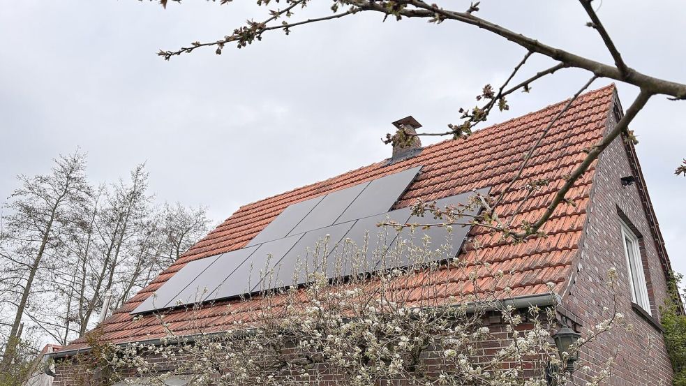 PV-Anlagen finden sich mittlerweile auf vielen Hausdächern Ostfrieslands. Foto: Melanie Hanz/Archiv