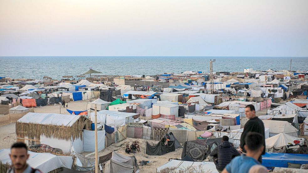 Israel möchte hunderttausende Palästinenser aus der Zeltstadt von Al-Mawasi in ein neu zu errichtendes Lager verlegen. (Archivbild) Foto: Rizek Abdeljawad/XinHua/dpa