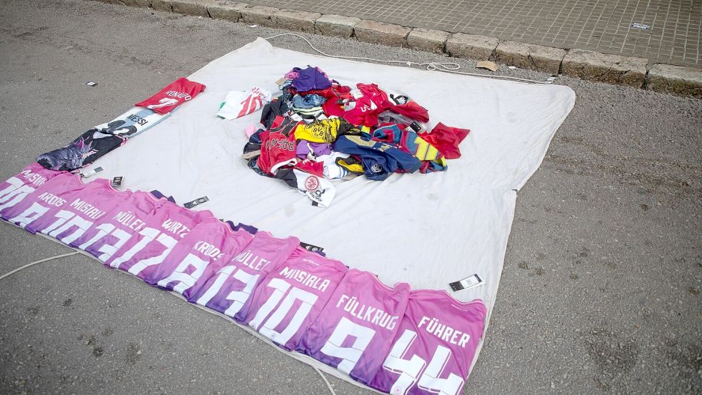 Gefälschte Trikots der deutschen Nationalmannschaft - unter anderem eines mit Nazisymbol und dem Schriftzug „Führer“ - bei einem Straßenhändler in Mallorca (Symbolbilld) Foto: Clara Margais/dpa